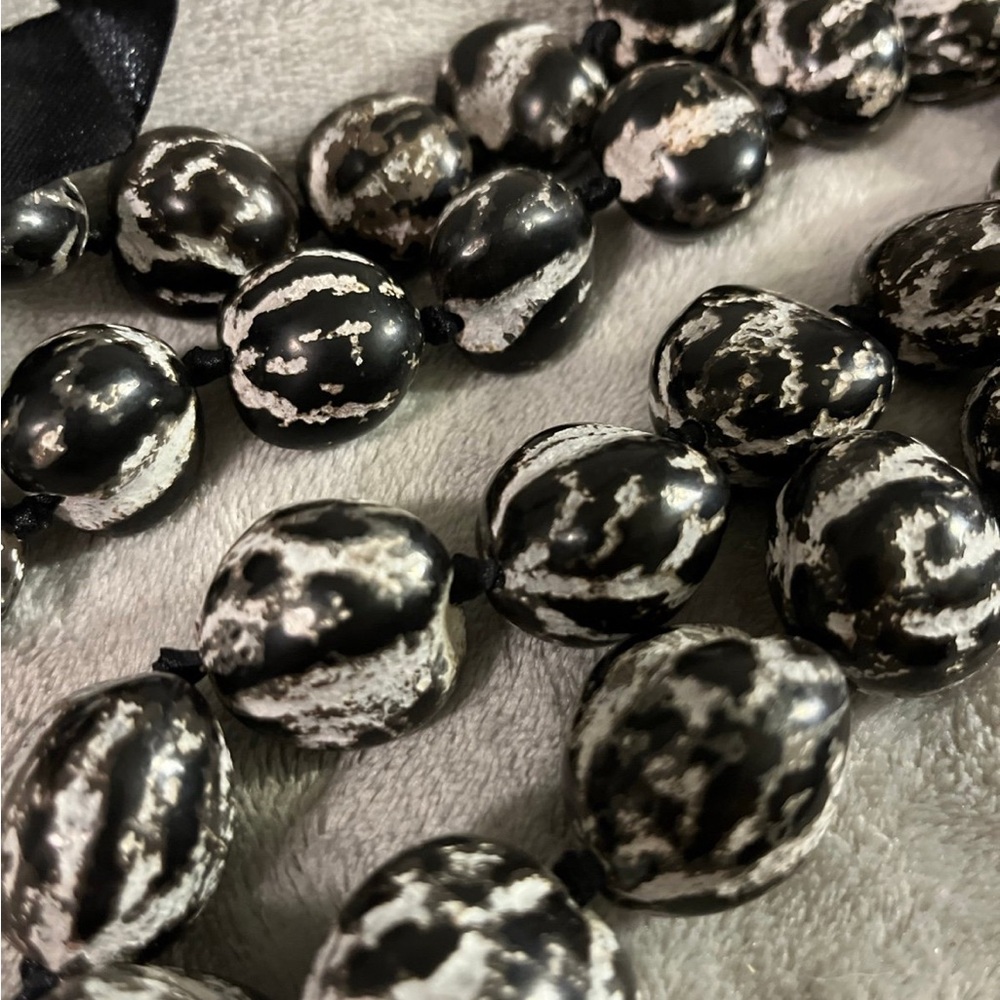 TRI-COLORED KUKUI NUT NECKLACE
